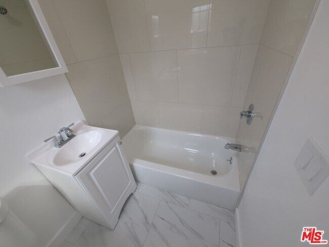 Building Photo - 4215 S Budlong Ave