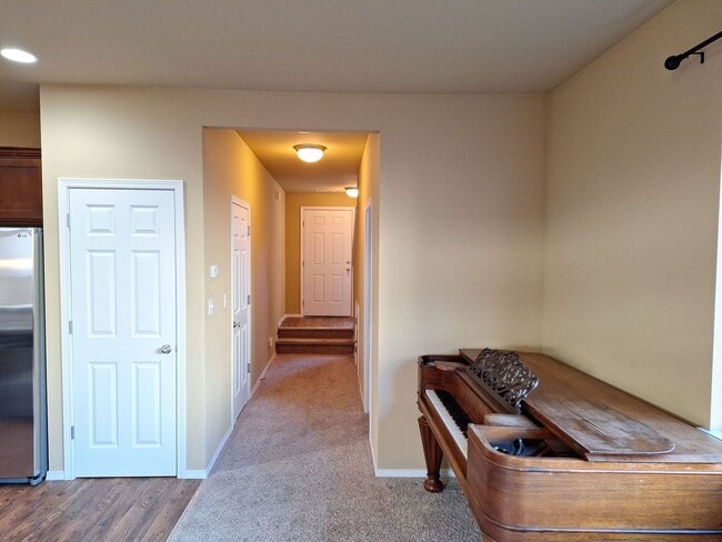 Building Photo - Central Valley Area - 2 Story Home (3Bed, 2.5 Bath)