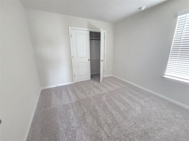 Building Photo - 220 Sun Grv Trl