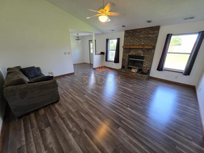 Building Photo - 3BR/2BA in East Side Lexington Farms!