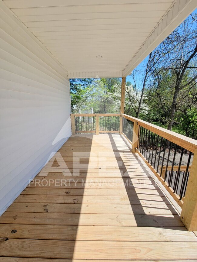 Building Photo - 3 Bd - 2 Ba Single family home mins from D...
