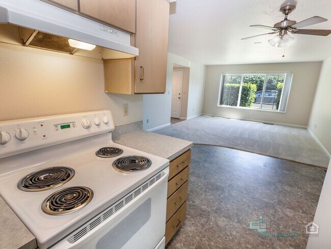 Building Photo - 3493-3493 Hawthorne Ave NE