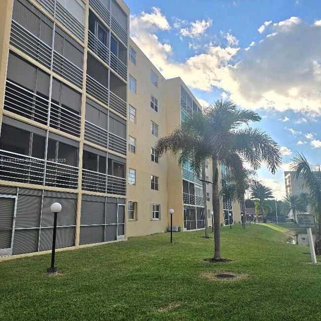 Building Photo - 200 SE 5th Ave