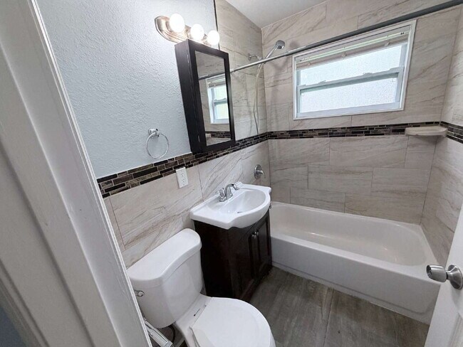 Building Photo - Charming home features 3 spacious bedrooms and 2 updated bathrooms