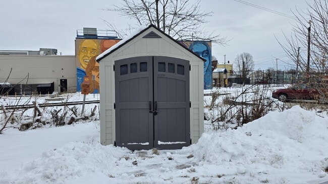 Building Photo - 3 Bedroom Home