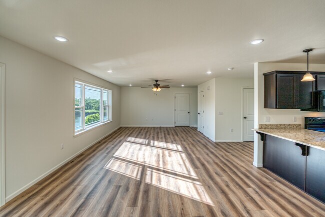 Building Photo - 204 E Sunset Cove Ln