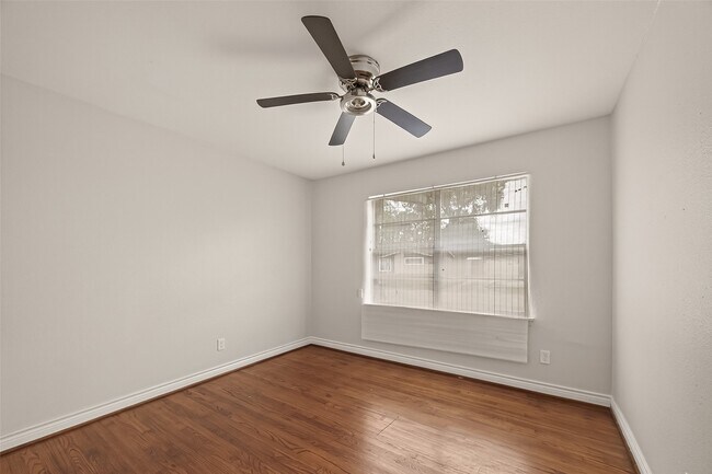 Building Photo - 3214 Longwood Dr