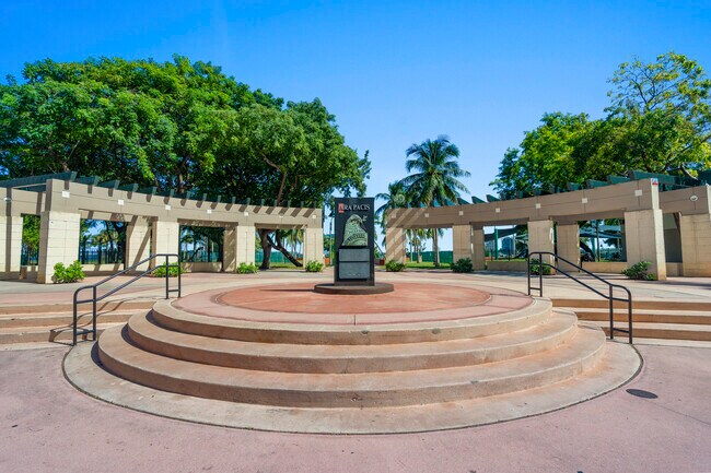 Building Photo - 1800 N Bayshore Dr