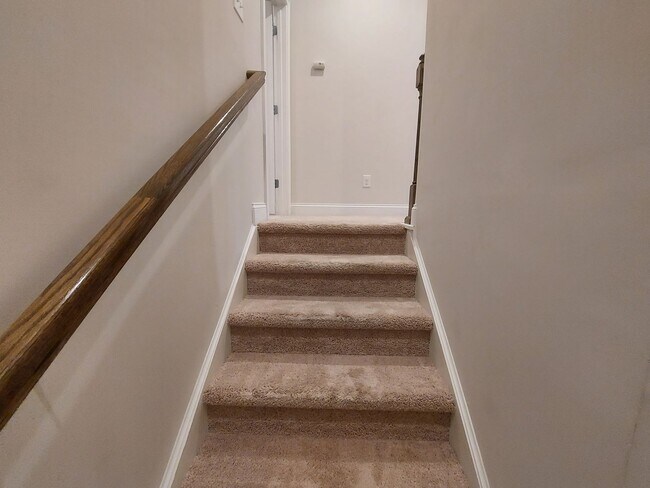 Building Photo - Large 3 Bedroom Luxury Townhome on Silver ...