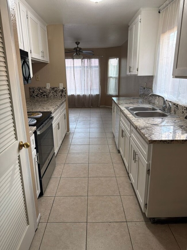 Building Photo - 2127 Park View Dr