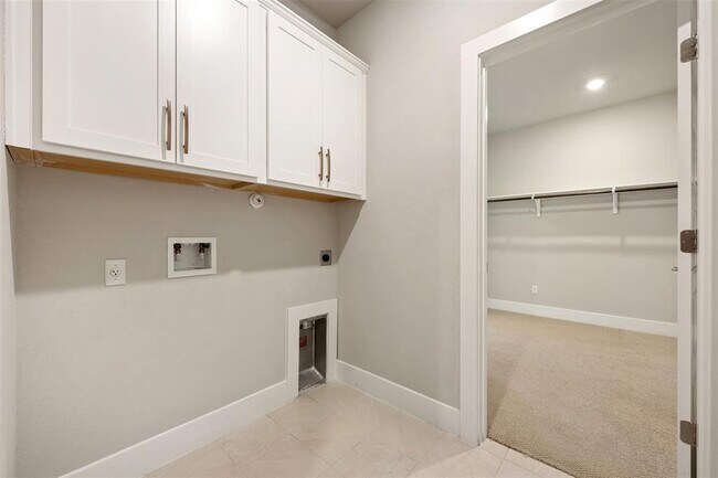 Building Photo - 2104 Prairie Oaks Dr