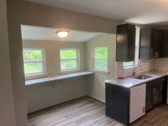 Building Photo - 2 Bed 1 Bath Cottage