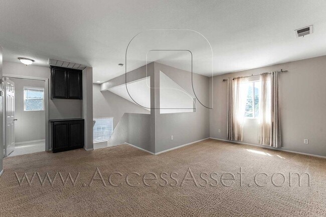 Building Photo - Large 4 Bed/3 Bath Home with an Incredible View!