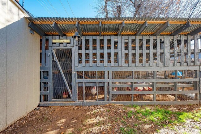 Building Photo - 3310 Monument Dr