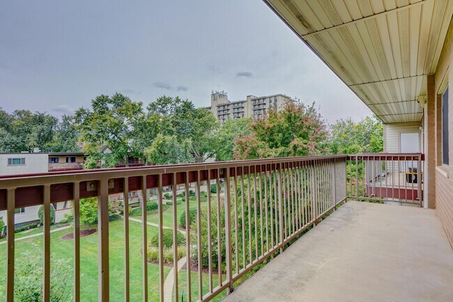 Building Photo - 7400 Lakeview Dr