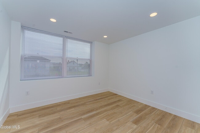 Building Photo - 9 Laura Dr