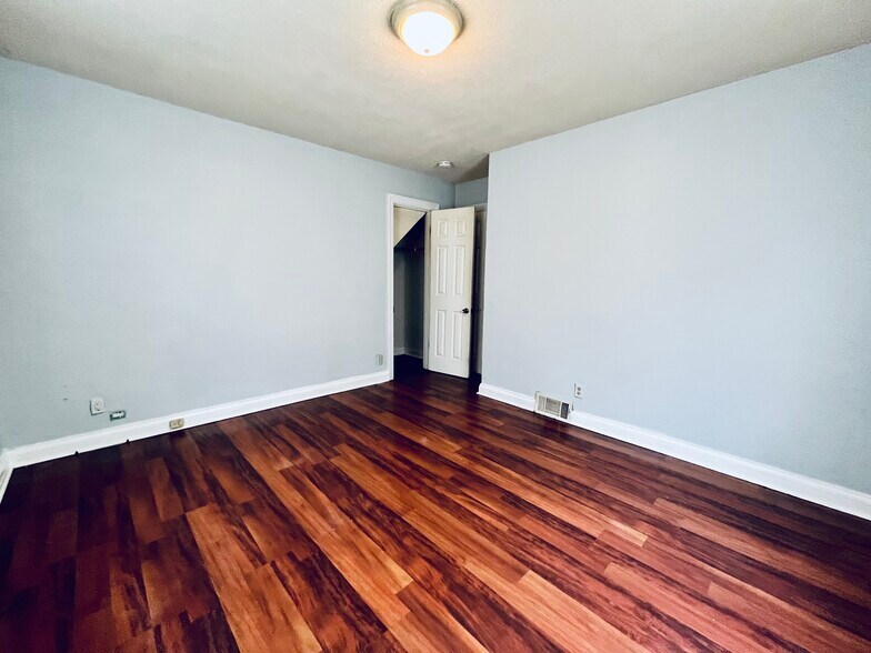 Building Photo - 5200 Stephan Dr