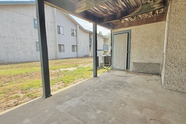 Building Photo - AVAILABLE NOW! (Pet Friendly)