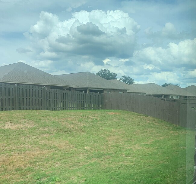 Building Photo - 111 River Haven Dr