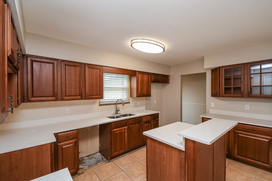 Building Photo - 810 Hardwood St