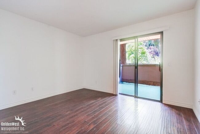 Building Photo - Renovated 2Bdm 2Ba Condo in Prime Carmel M...