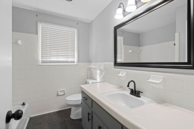 Building Photo - 3 Bedroom Pet Friendly Home For Rent in St. B Area!