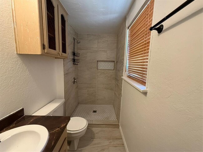 Building Photo - 1071 Raintree Mansion