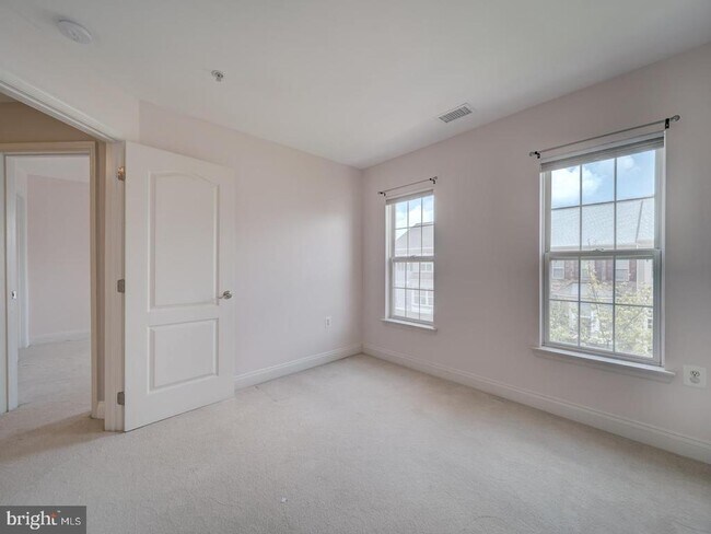 Building Photo - 113 Lake Cook Dr