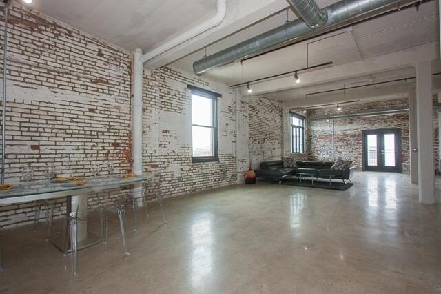 Building Photo - 190 Christopher Columbus Dr