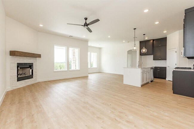 Building Photo - 127 Willow Grv Ln