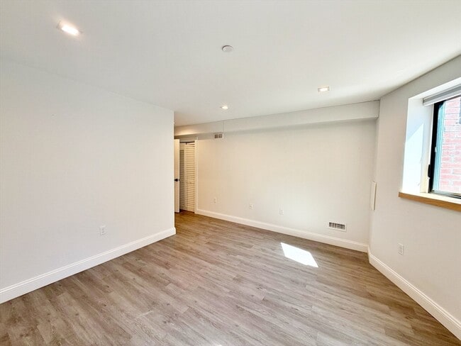 Building Photo - 182 Webster St