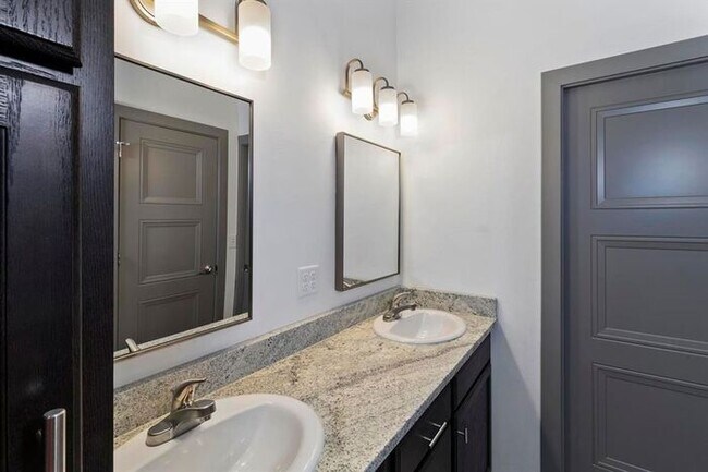 Building Photo - 3 Bed 2 Bath Townhome!