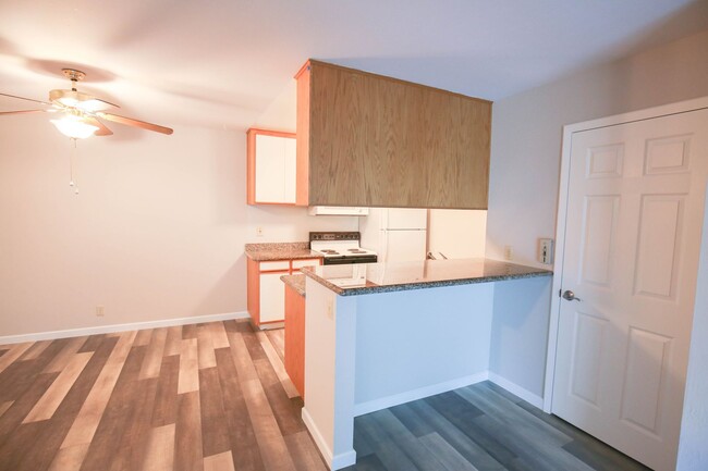 Building Photo - San Ramon Gardens Condo - 2 Bed and 1 Bath...