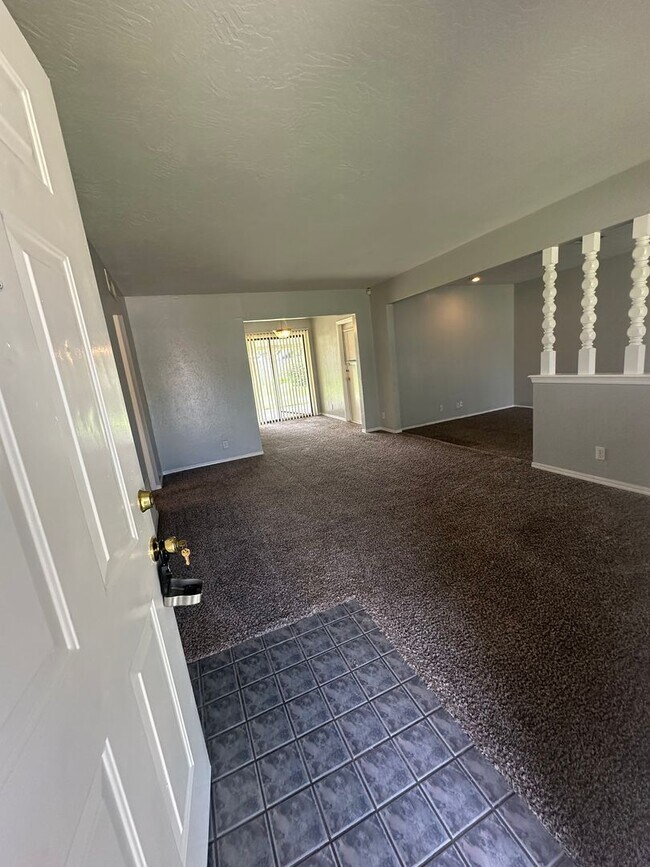 Building Photo - 4844 Woodview Dr