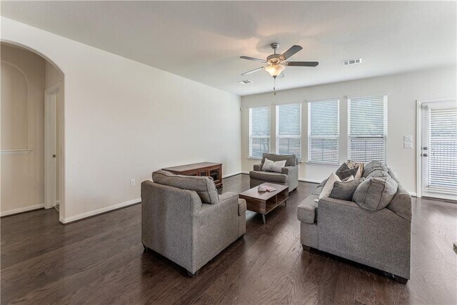 Building Photo - 141 Cres Heights Dr