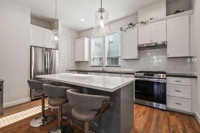 Building Photo - Great Opportunity! Modern three-story home located in the heart of EaDo, offering a well-designed...