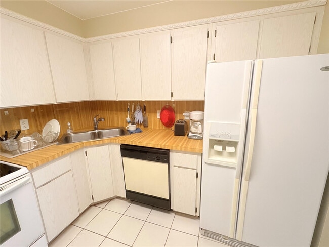 Building Photo - 60 SW 5th Ave