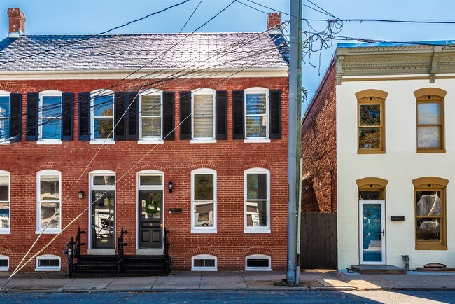 Primary Photo - 6 W 4th St