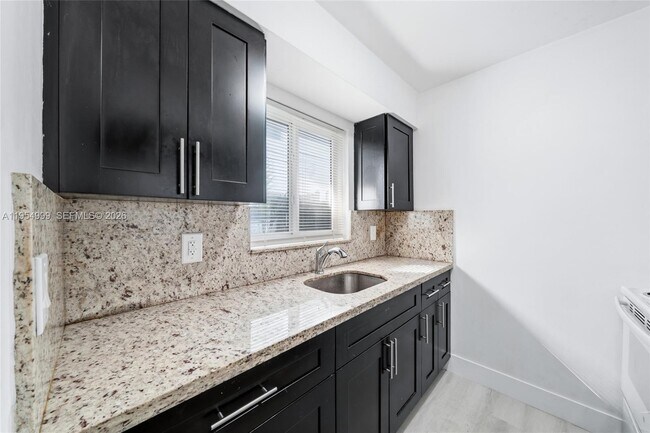 Building Photo - 446 SW 4th Ave