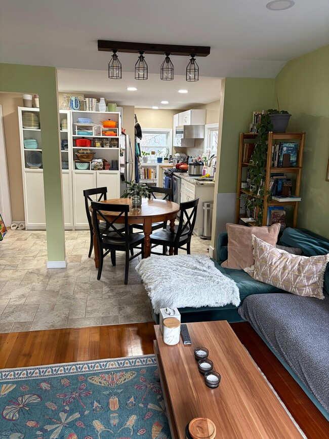 Building Photo - 52 Bolton St