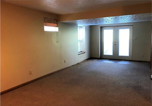 Building Photo - 3654 Ridgewood Ave