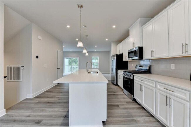 Building Photo - 953 Woods Chapel Rd