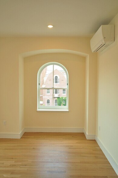 Building Photo - 873 Beacon St