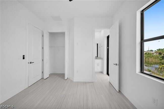 Building Photo - 3543 NE 14th Pl