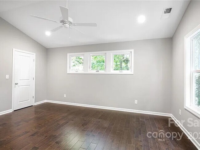 Building Photo - 10 Beryl Ct