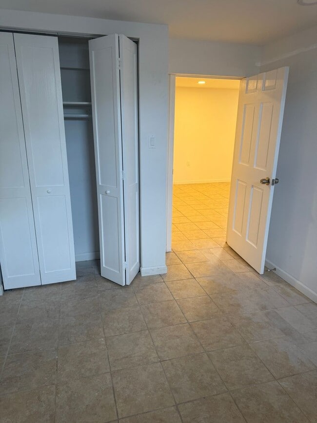Building Photo - Spacious 4 Bedroom 2 1/2 bathroom Townhome