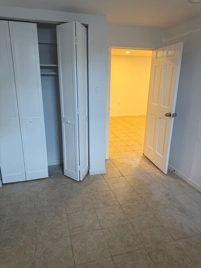 Building Photo - Spacious 4 Bedroom 2 1/2 bathroom Townhome With an ensuite located downstairs.