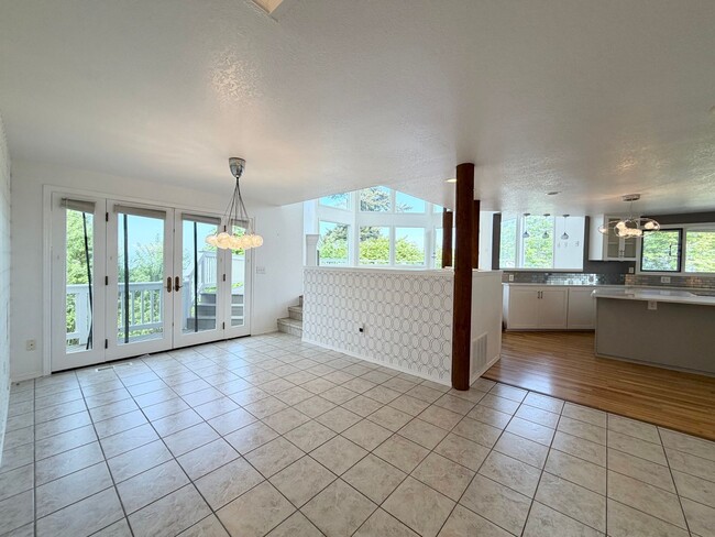 Building Photo - 3695 Sqft. Redondo home near Puget Sound!