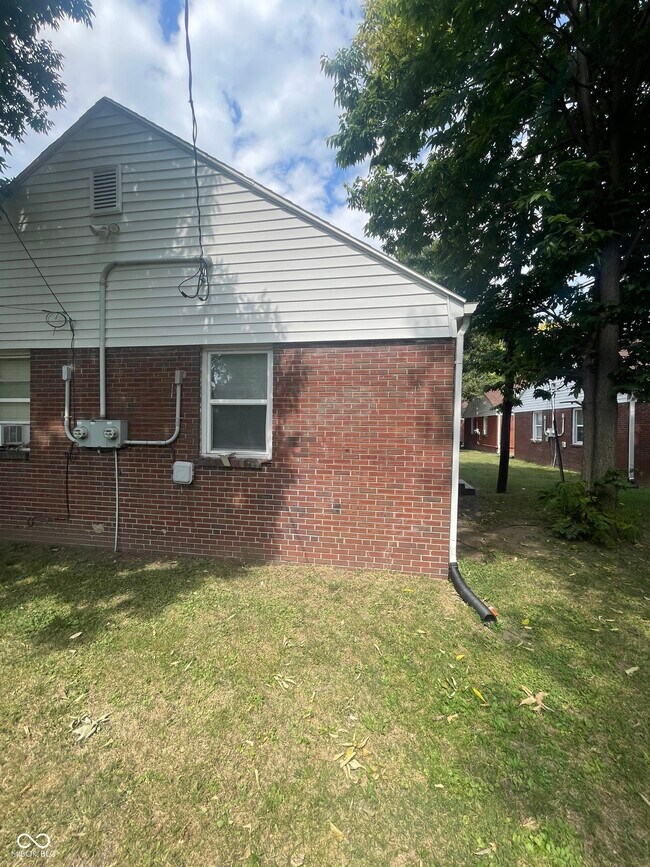 Building Photo - 615 N Tibbs Ave