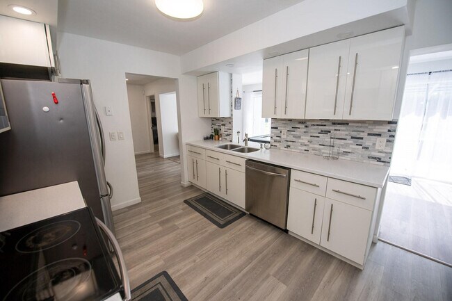 Building Photo - 5320 Taylor St